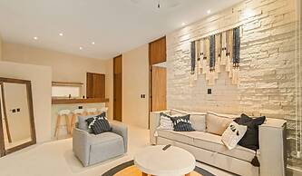 Spacious 3 Br w Private Pool Exclusive Gym