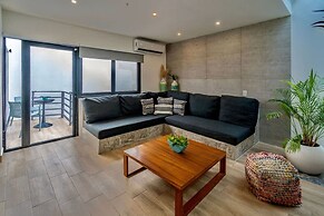 Great Located Spacious 2 BR Apartment With Amazing Terrace by Waves Ma