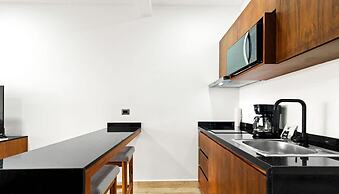 Spacious Loft w Garden View Pool Jacuzzi GYM