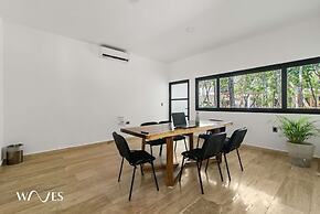 Spacious Loft w Garden View Pool Jacuzzi GYM