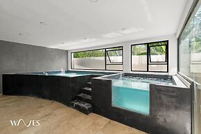 Spacious Loft w Garden View Pool Jacuzzi GYM