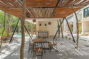 Spacious Loft w Garden View Pool Jacuzzi GYM