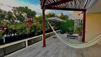 Spacious 1 BR With Great Location Rooftop Pool by Waves Management