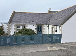 Findochty Beach House - Private Garden-beachfront