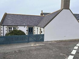 Findochty Beach House - Private Garden-beachfront