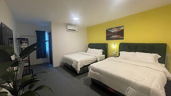 RAZO VILLAGE INN