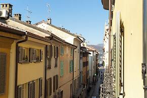 White Flat in Como City Center by Rent all Como