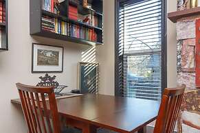 Cole's Bay Vacation Retreat Library Room