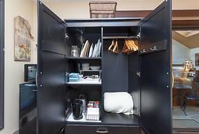 Cole's Bay Vacation Retreat Library Room
