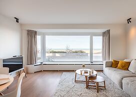 Apartment on Zeedijk With Stunning Sea Views