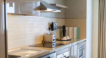Elegant 1BR Apartment Near Dubai Frame