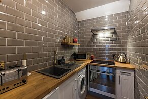 JOIVY Contemporary Cottage with Parking