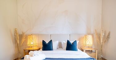 LUX The La Mer Luxury Burj View Suite 3
