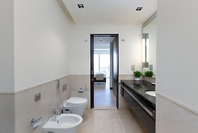Chic 1BR in Dubai Marina w Direct Mall Access