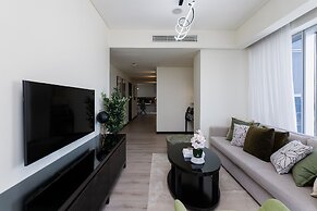 Chic 1BR in Dubai Marina w Direct Mall Access