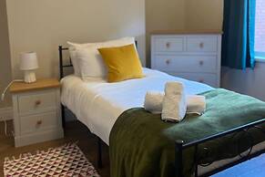 3-bed Central Apartment - Sleeps 5 & Pets Ok