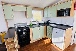 Statichome-sleeps6-lakeview-balcony-parking-petsok