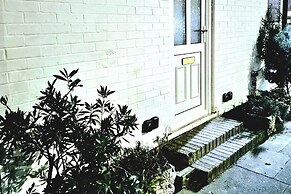 Seaside Escape - Sleeps 4 - Pets Ok - Free Parking