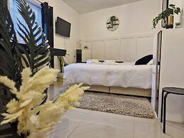Seaside Escape - Sleeps 4 - Pets Ok - Free Parking
