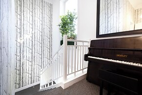 Delightful 3-bed Flat with Parking