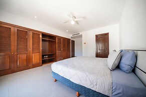 Luxury 1 BR Condo with Pool - Kaan 304