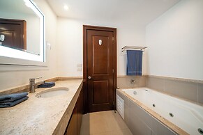 Luxury 1 BR Condo with Pool - Kaan 304