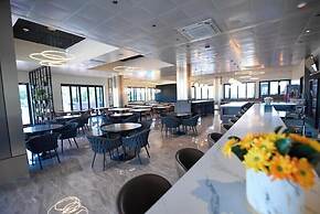 Grand Resort & Residences