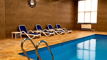Spacious 1BR Pool & Sauna