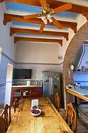 Room-magnolia Loft A Spacious, Authent