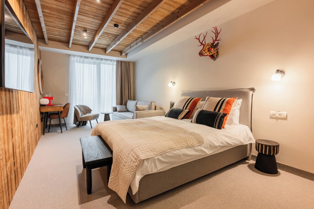 The Pines Bucegi Lodge