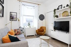 Bright and Modern Flat with desk