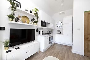 Bright and Modern Flat with desk