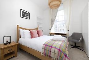 Bright and Modern Flat with desk