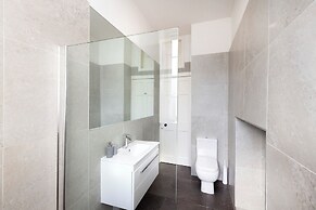 Contemporary Apt in the New Town