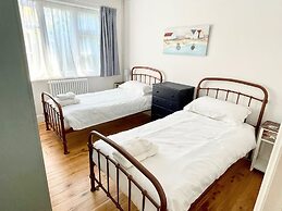 Charming Seaside Cottage - 5-min Walk to Beach