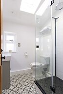 Charming Seaside Cottage - 5-min Walk to Beach