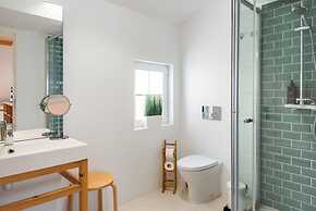Luxury Building With Rooftop in Central Ericeira