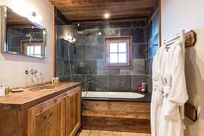 Luxury 3 Bedroom Chalet Jacuzzi Sauna