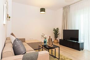Bloomfields Stylish 1BR in Waters Edge