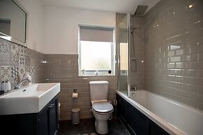 Blue Bridge View - Sleeps 7 With Free Parking