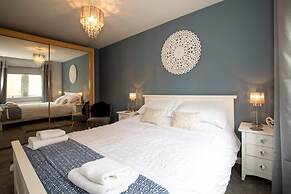 Blue Bridge View - Sleeps 7 With Free Parking