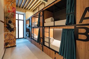 The Central House Granada Elvira Hostel