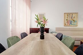 Giuliana Giant Apartment