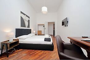 Giuliana Giant Apartment