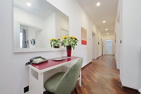Giuliana Giant Apartment