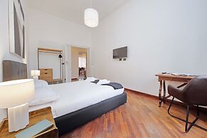 Giuliana Giant Apartment