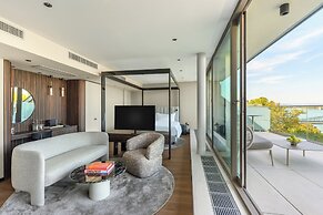 Leon Hotel & Lounge