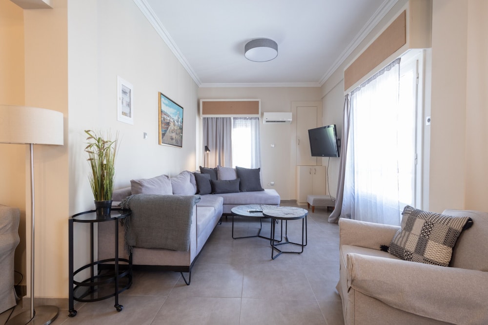 Kastella Waves Chic 2-bedroom Getaway w sea View
