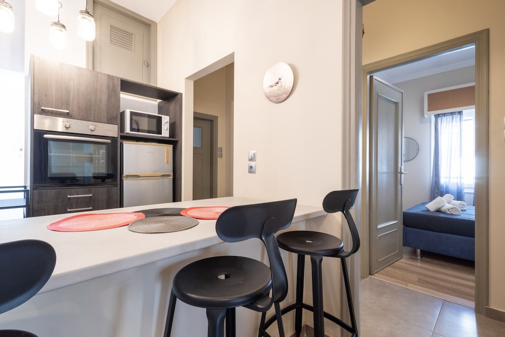 Kastella Waves Chic 2-bedroom Getaway w sea View
