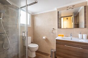 Kastella Waves Chic 2-bedroom Getaway w sea View